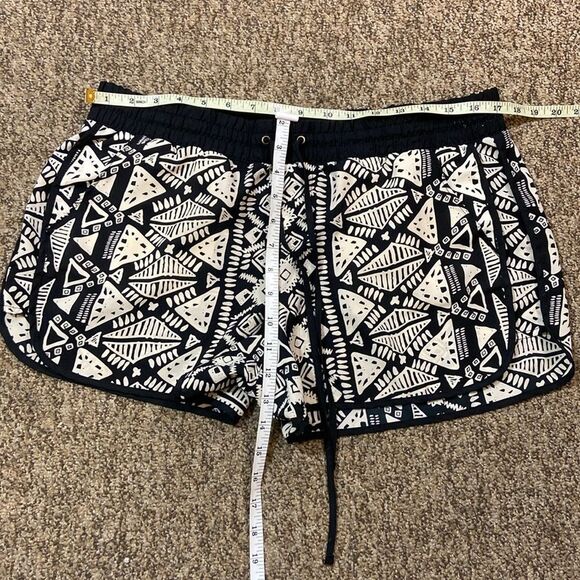 No Boundaries Black And Ivory Patterned Women's Shorts Size XL (15-17) - Picture 3 of 10